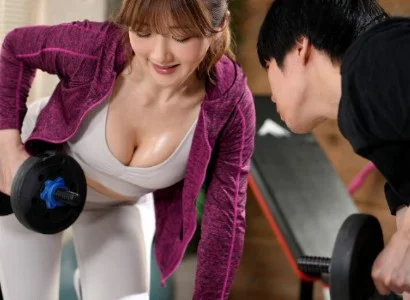 Chàng trai số hưởng với nữ PT gợi cảm không rời nhau ra được