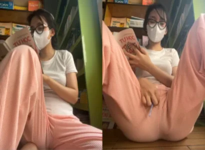 Bé vừa cầm sách vừa đưa sextoy vào lồn