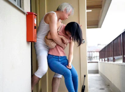 Cô dâu trẻ bị bố chồng già lạm dụng