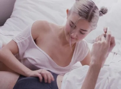 Cậu thanh niên đang nằm chơi điện tử phải đối phó với em người yêu nứng lồn