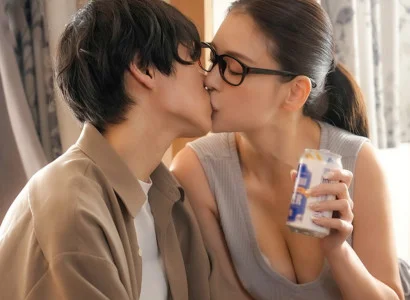 Anh chàng bị bạn gái cắm sừng được chị hàng xóm an ủi với tình cảm nồng ấm