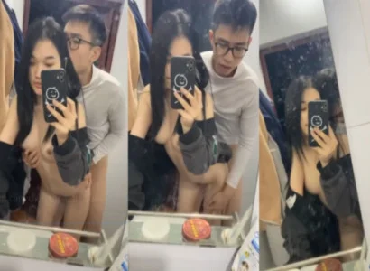 Cặp đôi sinh viên trẻ đang ân ái với nhau trước gương