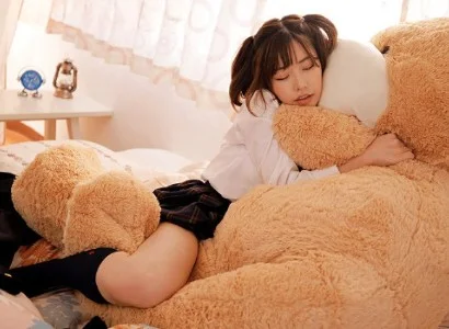 Cơn mưa kéo dài làm đường sá trơn trượt