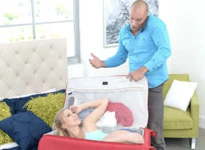 Món quà bên trong vali được trao tận tay